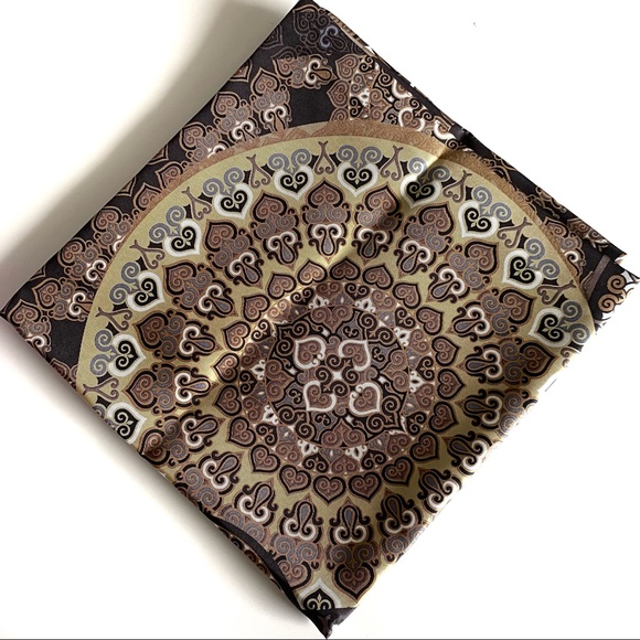 Scarf and mirror gift set - Picture 7 of 7